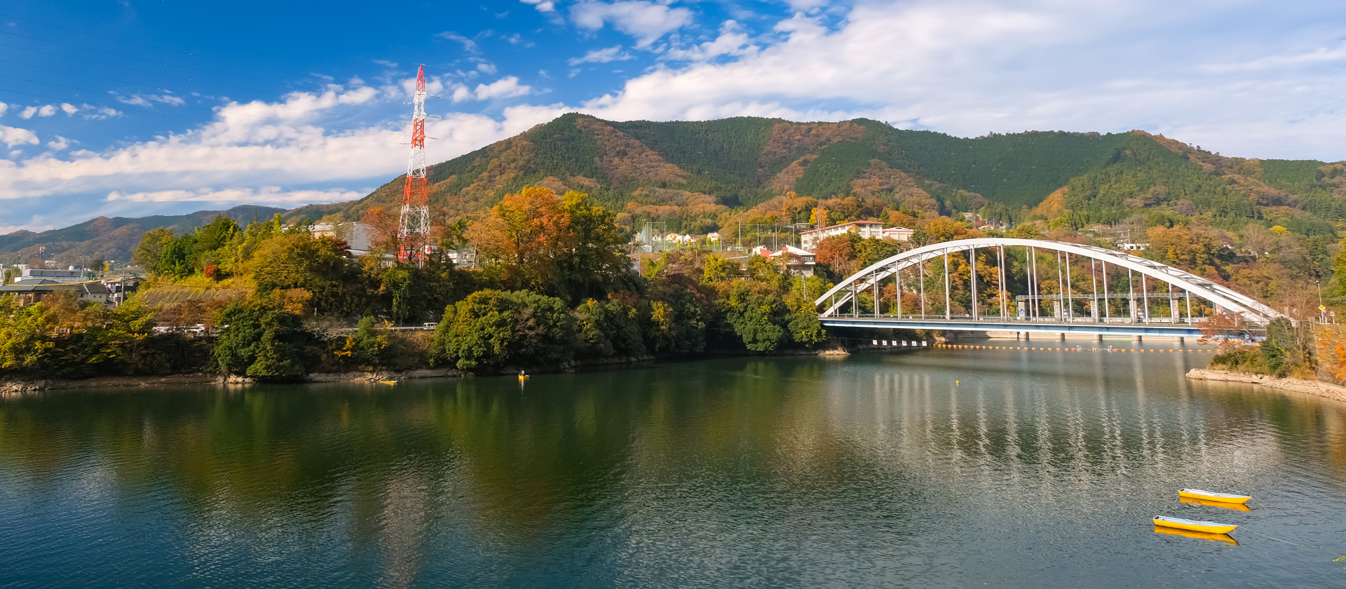 朝一番、湖上の紅葉ひとりじめ！「かどや食堂」の朝弁当と相模湖特別遊覧船