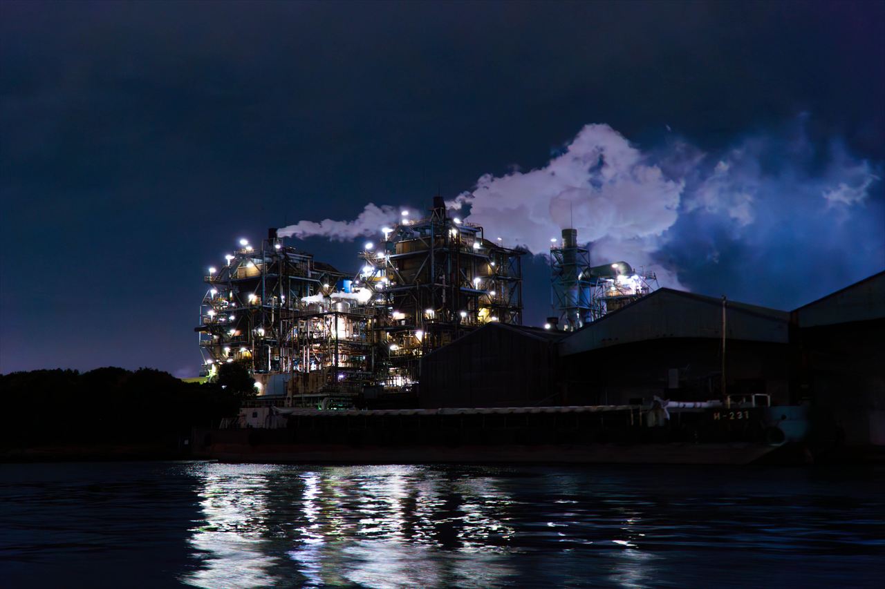 船からじゃないと絶対に見られない光と水蒸気のSF空間的川崎の工場夜景