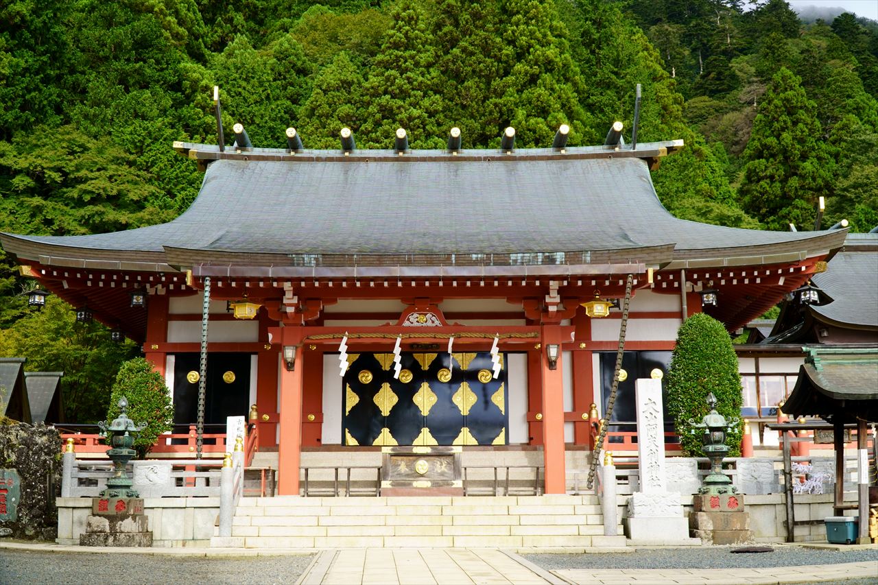 大山阿夫利神社で心を整え、ヨガで身体を整える「大山モーニングヨガ」