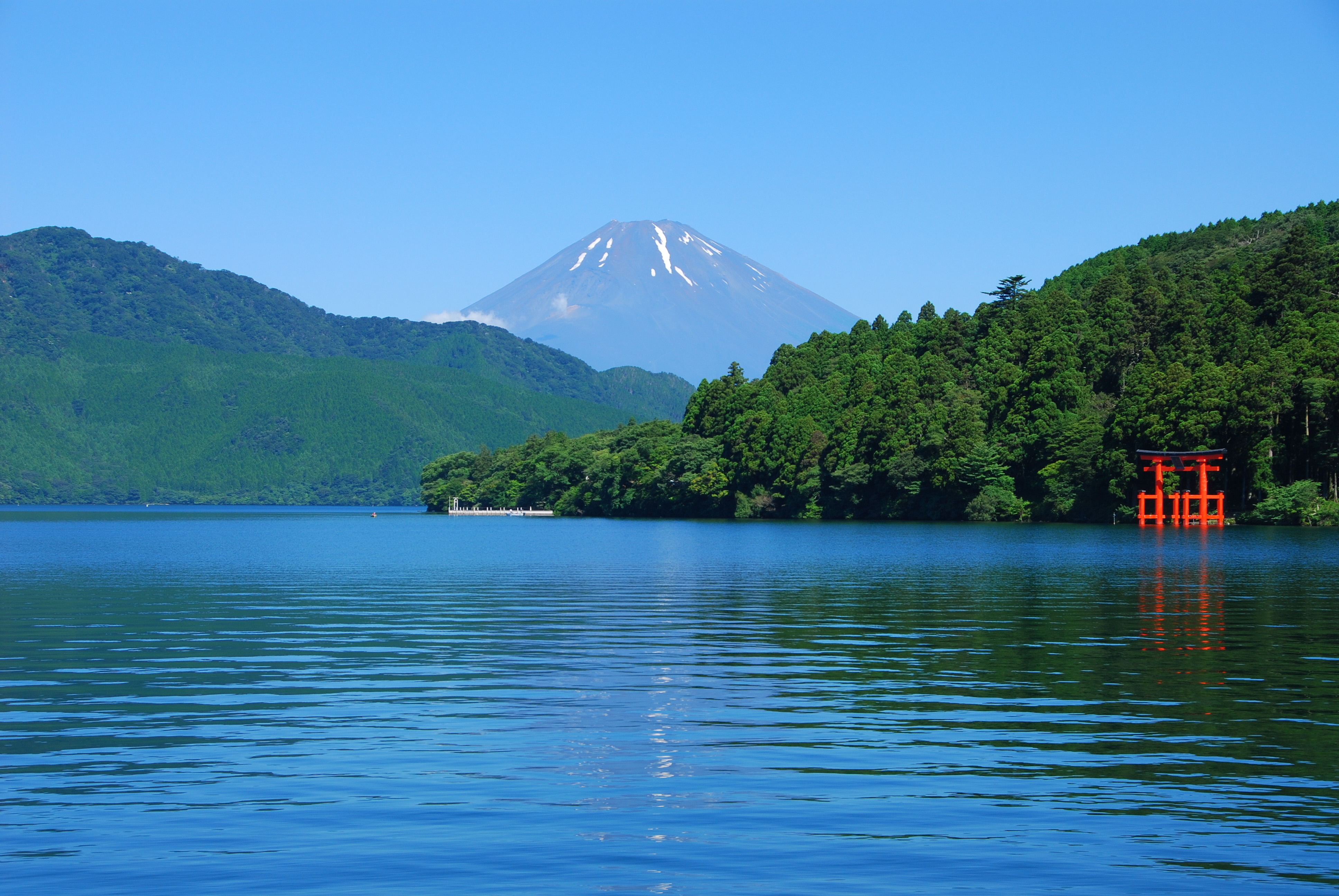 芦ノ湖と富士山（鳥居）１